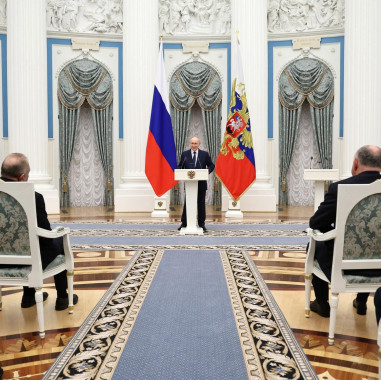 Владимир Путин вручил орден Почета гендиректору предприятия КРЭТ