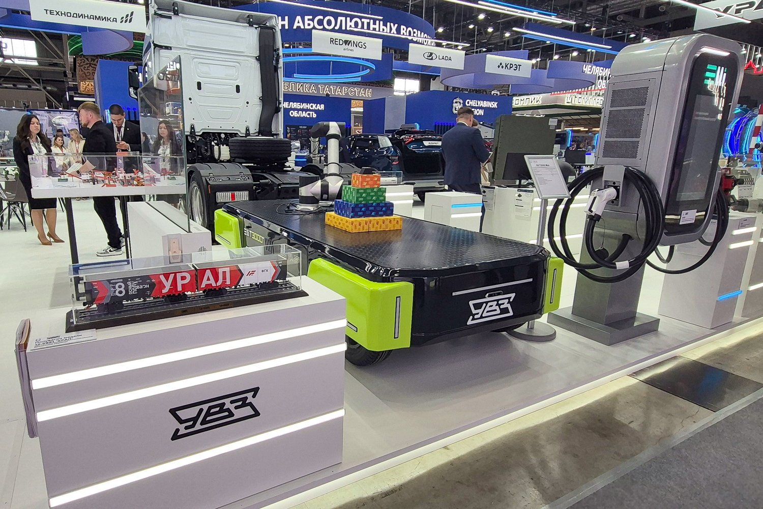 Concern Uralvagonzavod First Showed a Self-Contained Robotic Arm Platform at Innoprom