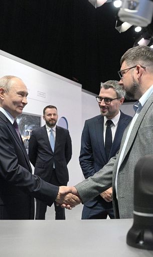 Партнерская компания Ростеха познакомила Владимира Путина с серийными коботами для промышленности