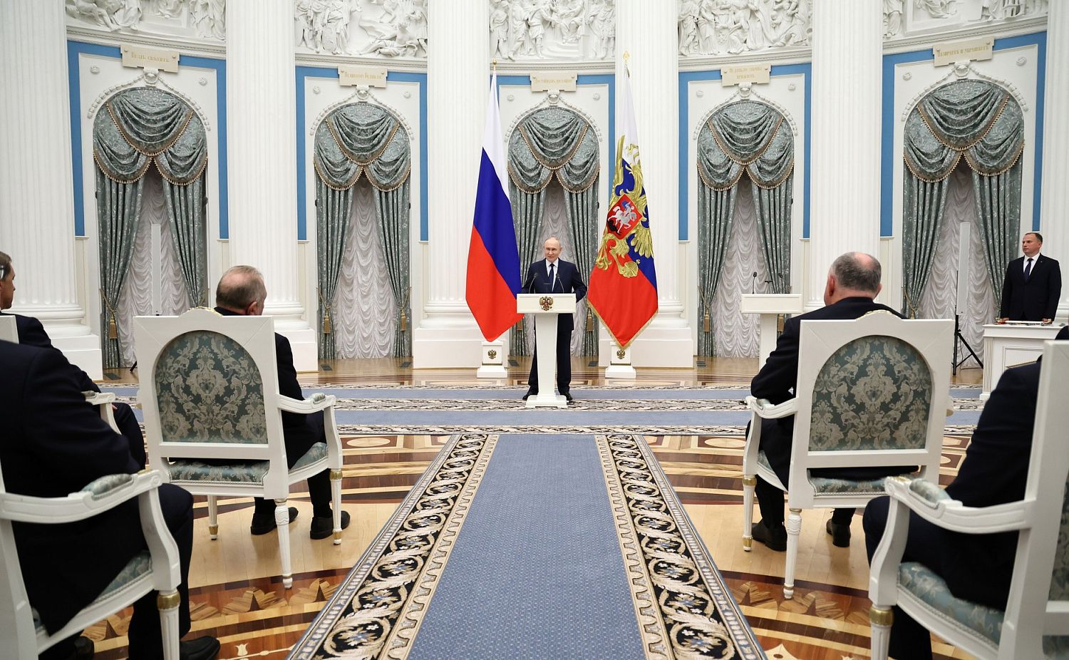 Владимир Путин вручил орден Почета гендиректору предприятия КРЭТ