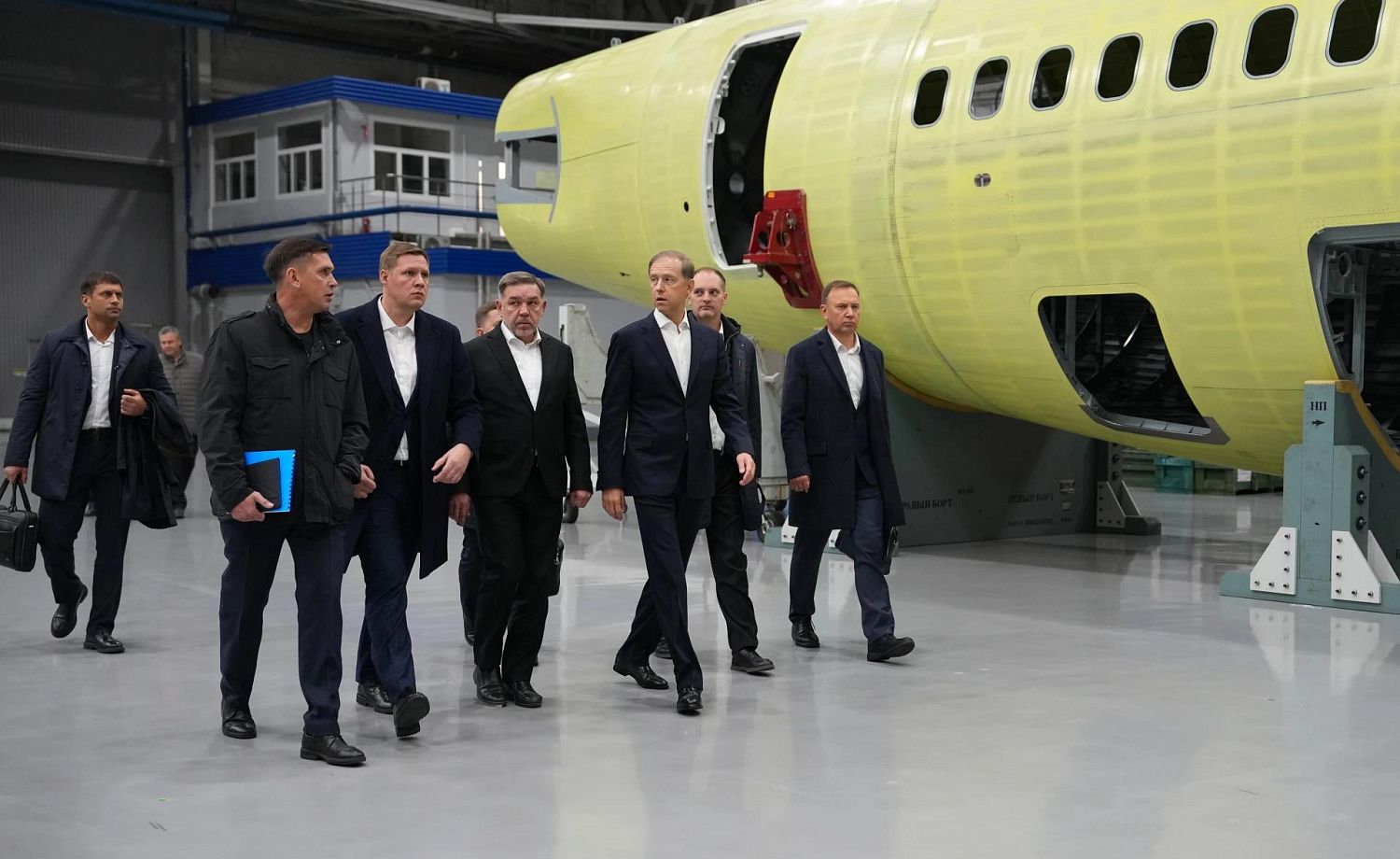 Денис Мантуров посетил Иркутский авиационный завод
