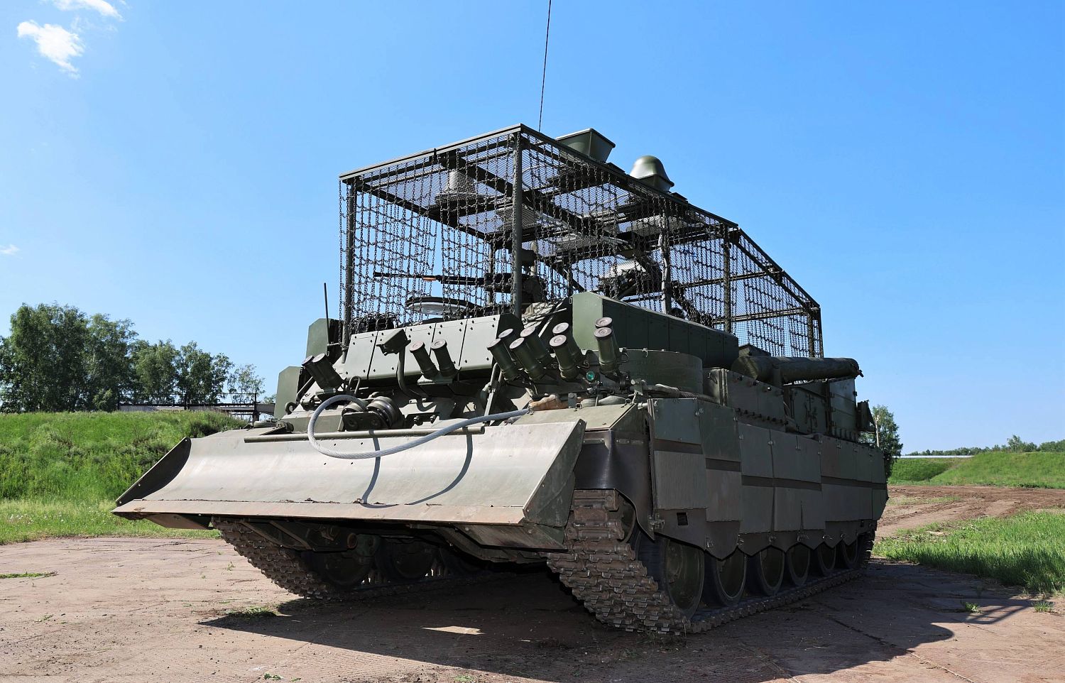 Концерн «Уралвагонзавод» успешно провел испытания обновленной БРЭМ-80