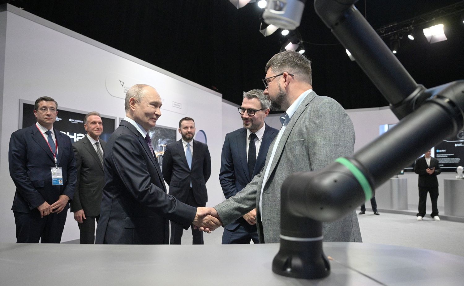 Партнерская компания Ростеха познакомила Владимира Путина с серийными коботами для промышленности