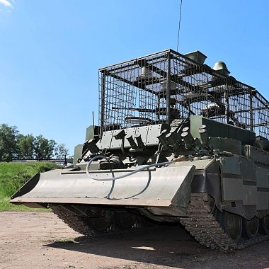 Концерн «Уралвагонзавод» успешно провел испытания обновленной БРЭМ-80