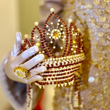 Янтарный комбинат Ростеха создал кокошник из солнечного камня