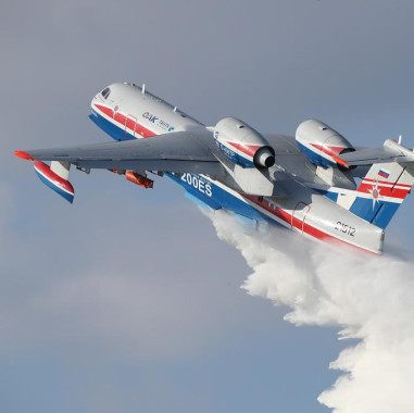 Ростех предложил создать специальную эскадрилью Бе-200 для тушения пожаров