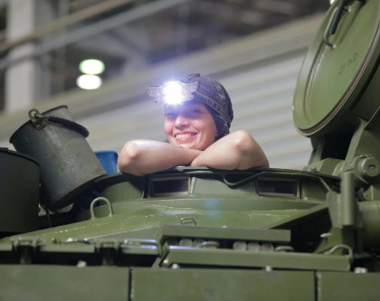 «Трудимся, чтобы ребята скорее вернулись домой». О «неженских» профессиях танкостроения