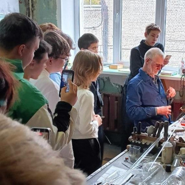 Школьники посетили НИИ полимеров