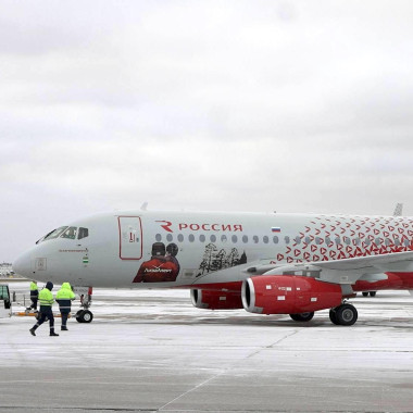 SSJ-100 авиакомпании «Россия» представлен в уникальной ливрее отряда «ЛизаАлерт»