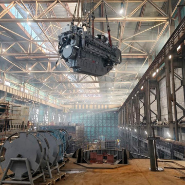 На ледокольный буксир «Нарвская застава» успешно погрузили главные двигатели