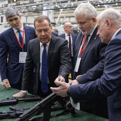 Дмитрий Медведев посетил концерн «Калашников»