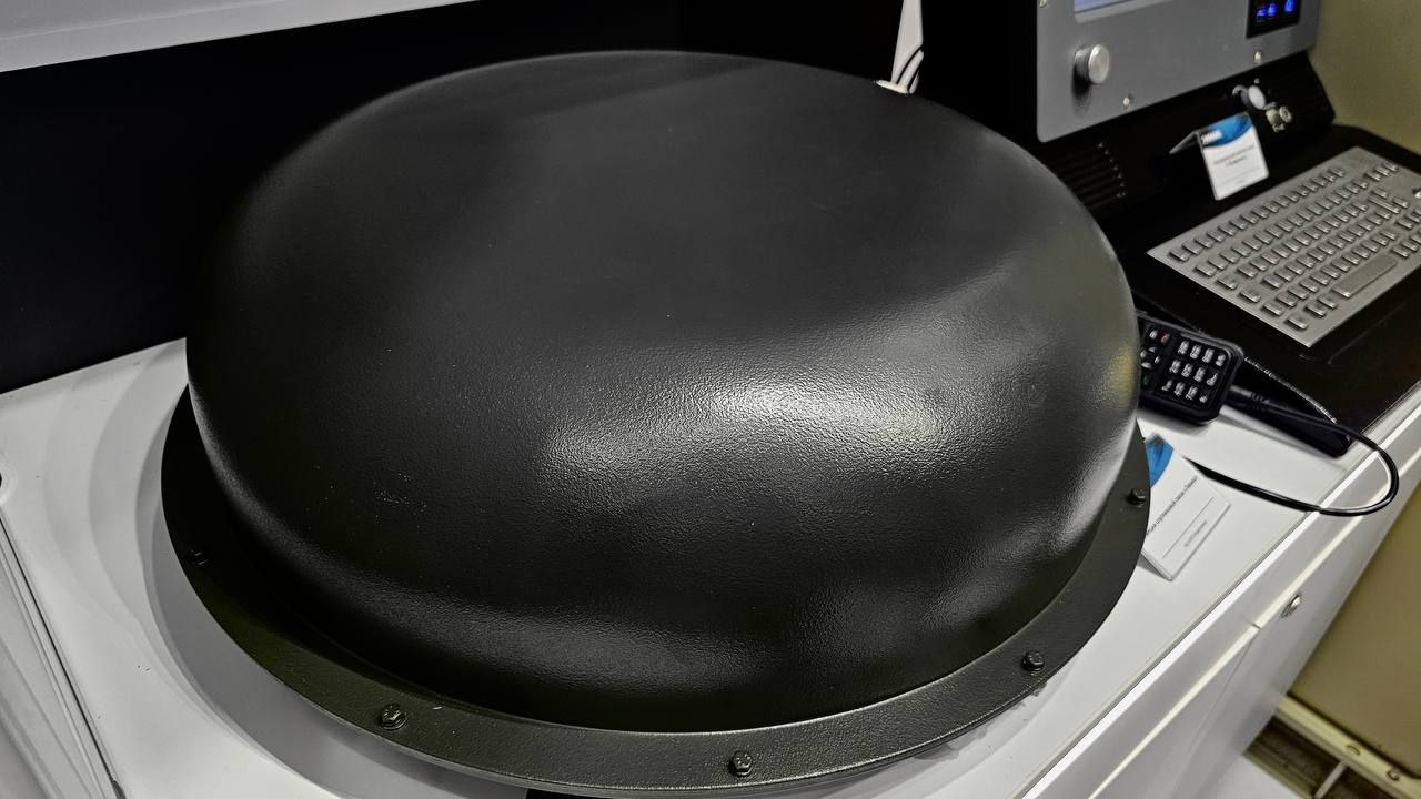 Ростех впервые показал на «Армии-2024» мобильную спутниковую станцию с системой самонаведения