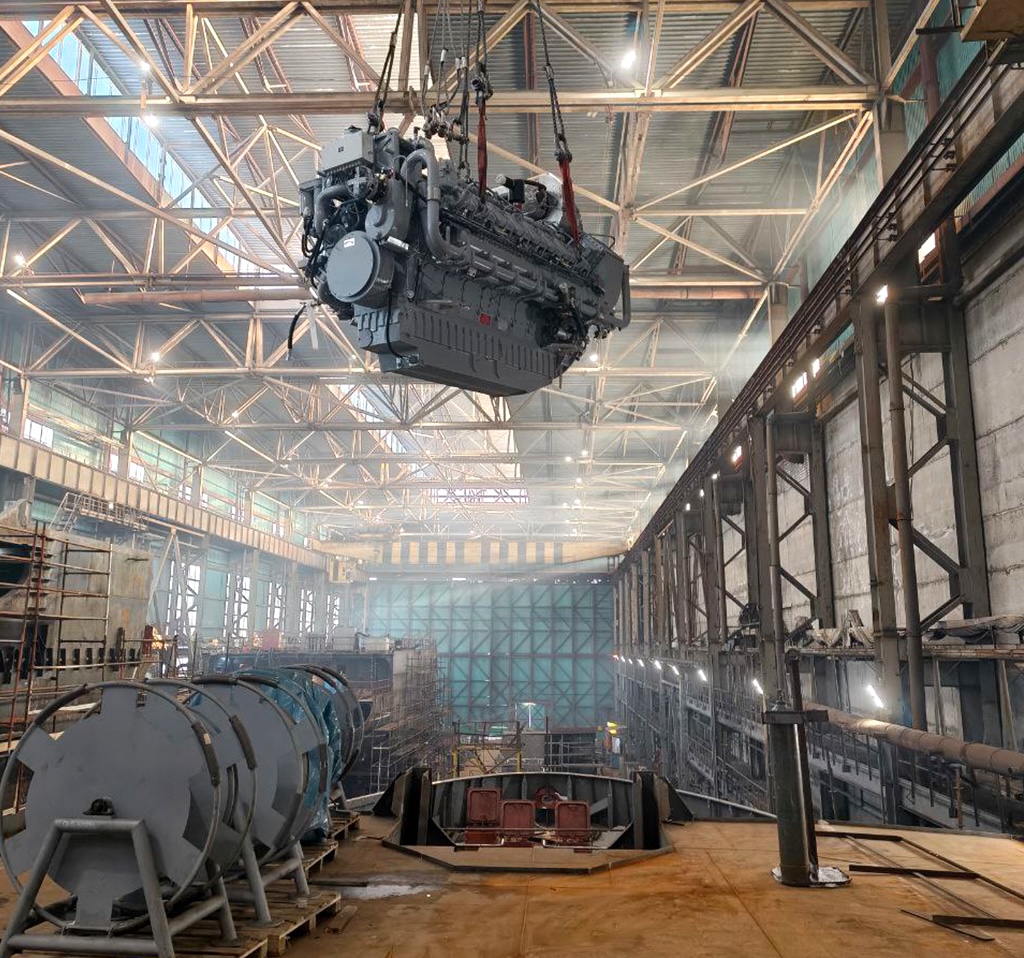 На ледокольный буксир «Нарвская застава» успешно погрузили главные двигатели