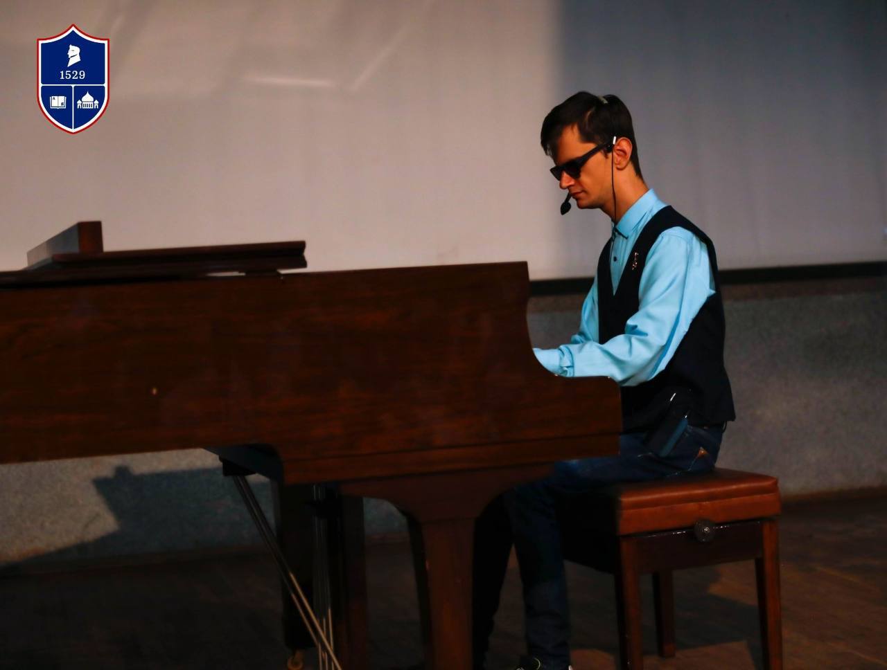 «Октава ДМ» подарила микрофон незрячему музыканту