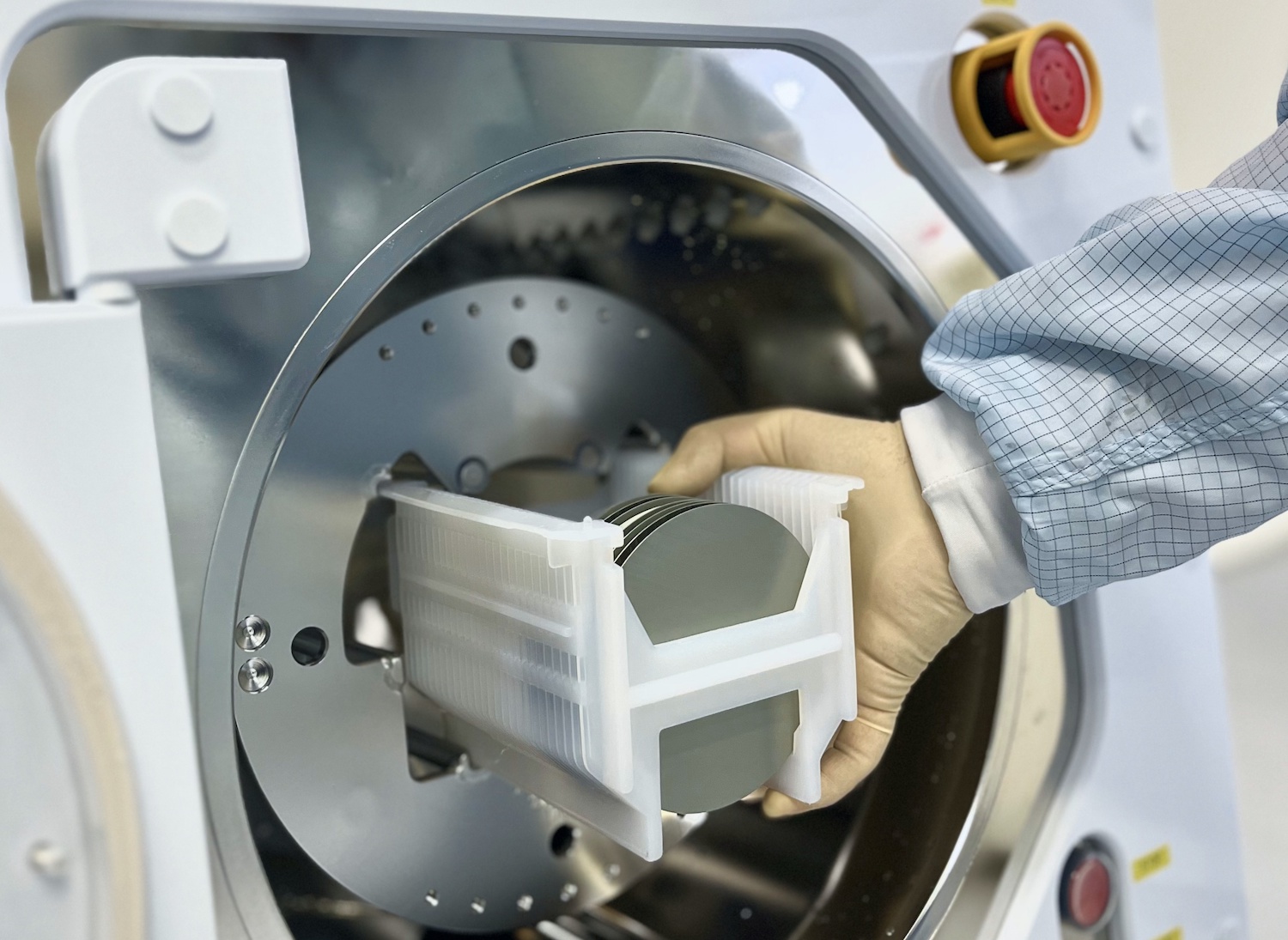 Ростех поставил в 2025 году свыше 30 тысяч германиевых пластин для панелей солнечных батарей спутников