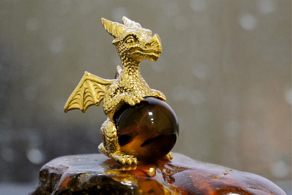 Янтарный комбинат выпустил символ 2024 года из солнечного камня