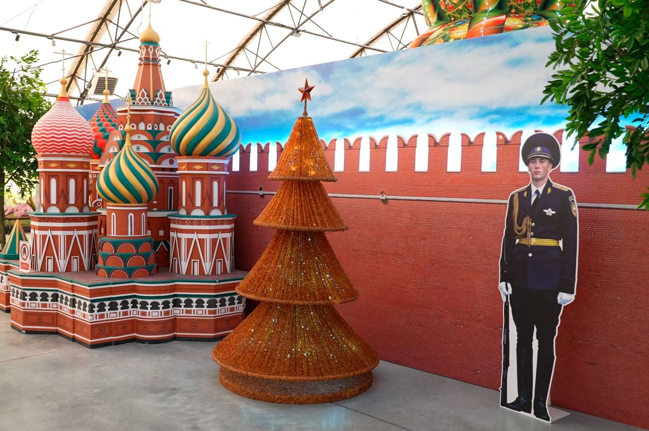 Янтарный комбинат изготовил новогоднюю елку из янтаря