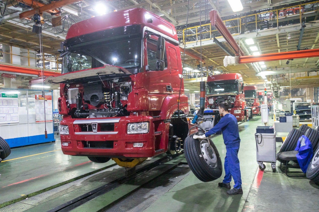 Ростех организовал экскурсию на КАМАЗ для победителя конкурса «Научная Вселенная»