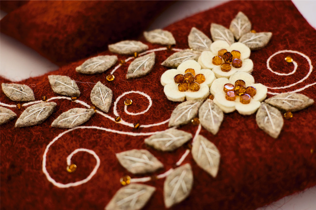 Калининградский комбинат покажет модную коллекцию «Русская душа» с янтарными валенками и кокошниками