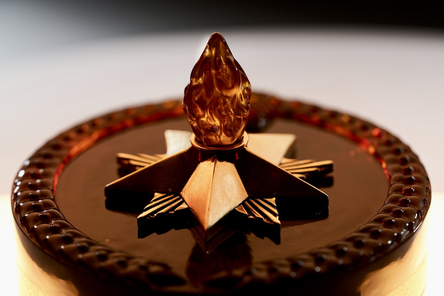 Янтарный комбинат Ростеха «зажег» Вечный огонь в солнечном камне