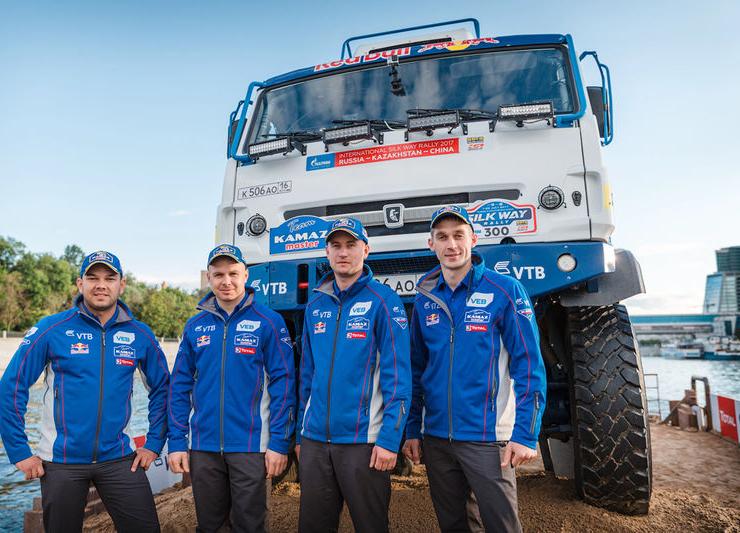 Vladimir Putin Handed out the Awards to the Members of KAMAZ-Master Team
