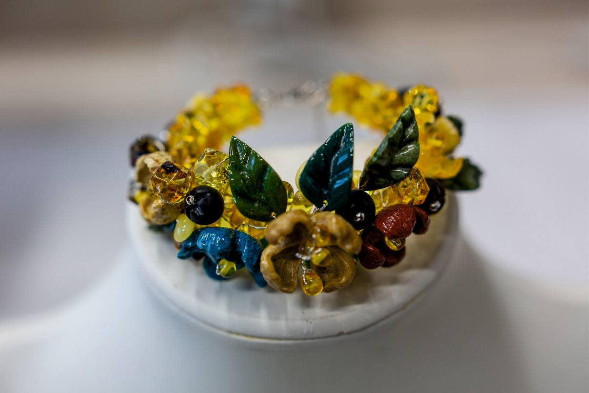 Калининградский комбинат запустит винтажную коллекцию украшений из цветного янтаря