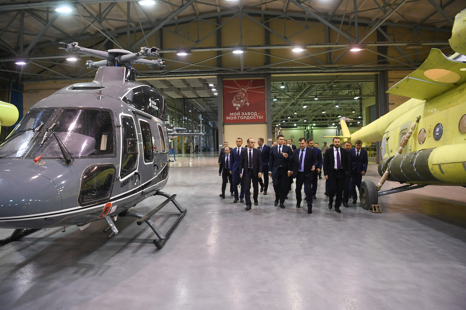Максим Орешкин и Антон Алиханов посетили Казанский вертолетный завод 