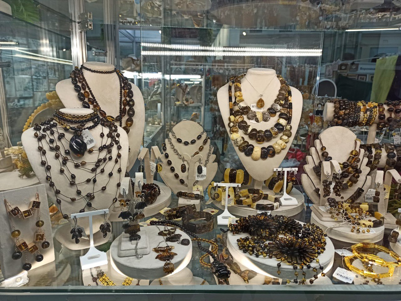 Калининградский янтарный комбинат представил в Москве украшения из солнечного камня 