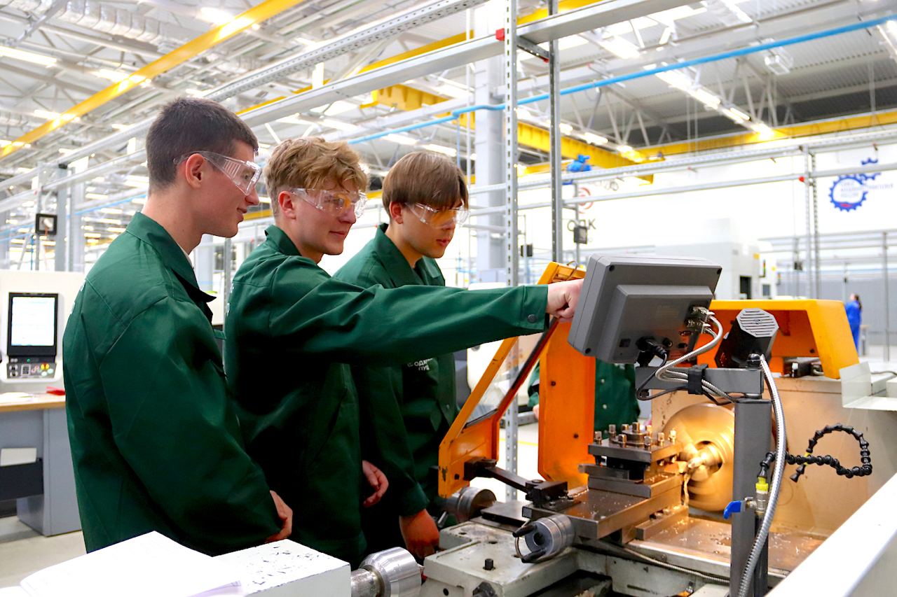 Студенты проекта «Крылья Ростеха» осваивают практические навыки профессии в ОДК-УМПО