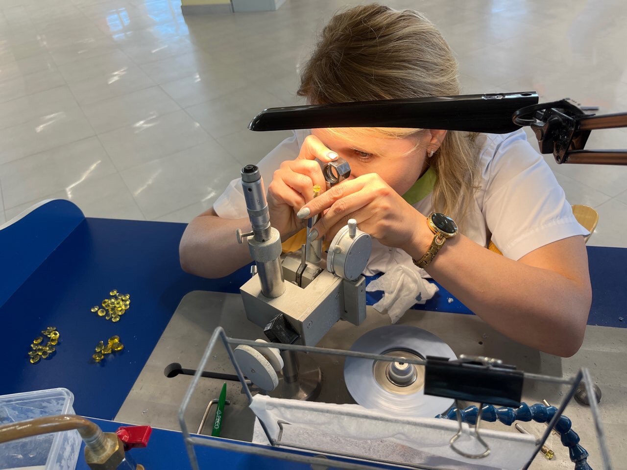 Профессии Ростеха: огранщик 