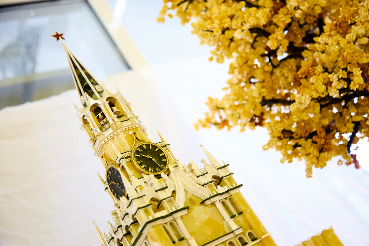 Янтарный комбинат сделал главную башню Московского Кремля из солнечного камня