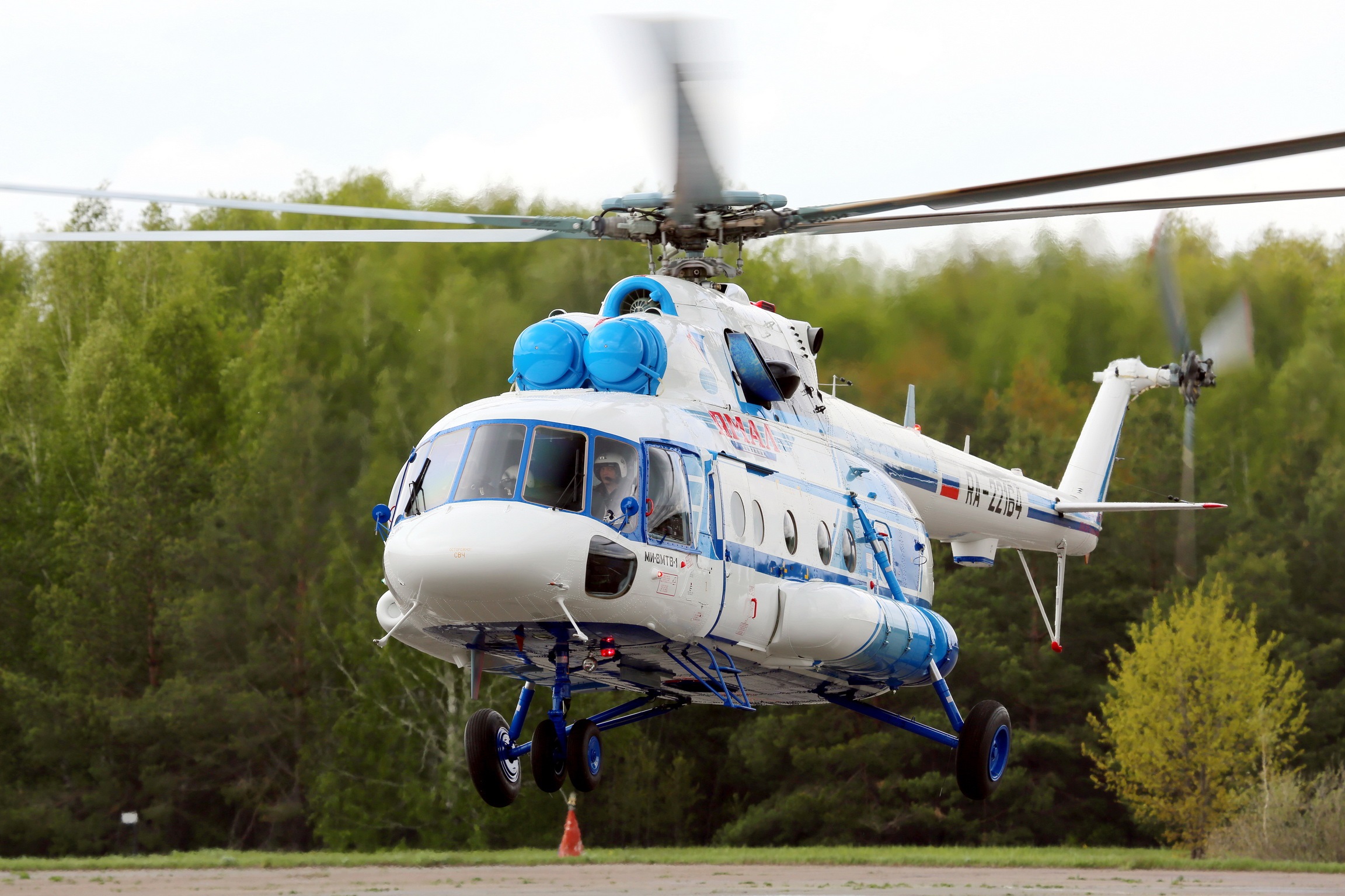 «Вертолеты России» передали два Ми-8МТВ-1 авиакомпании «Ямал»