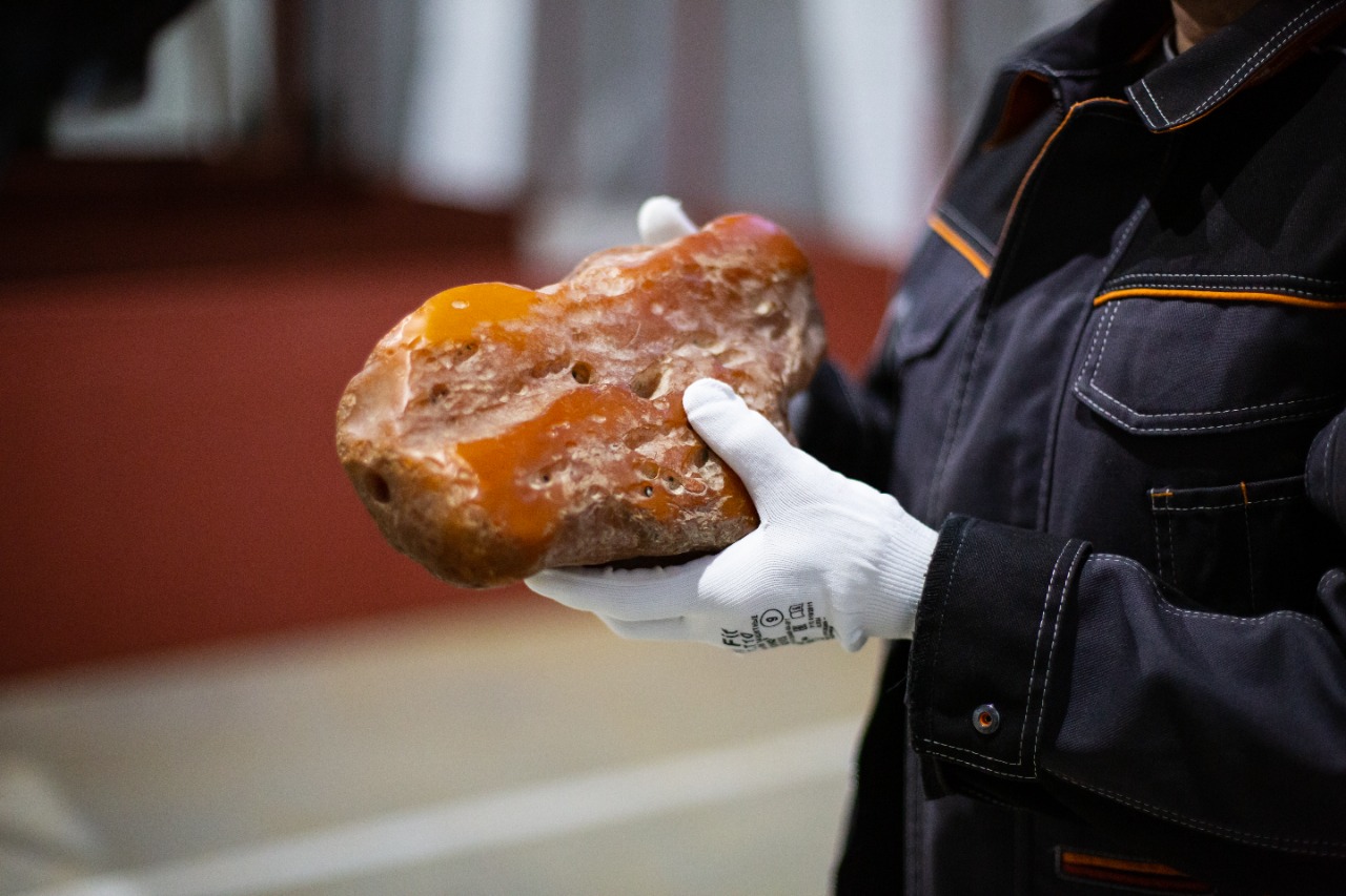 На Янтарном комбинате добыт первый в 2023 году самородок