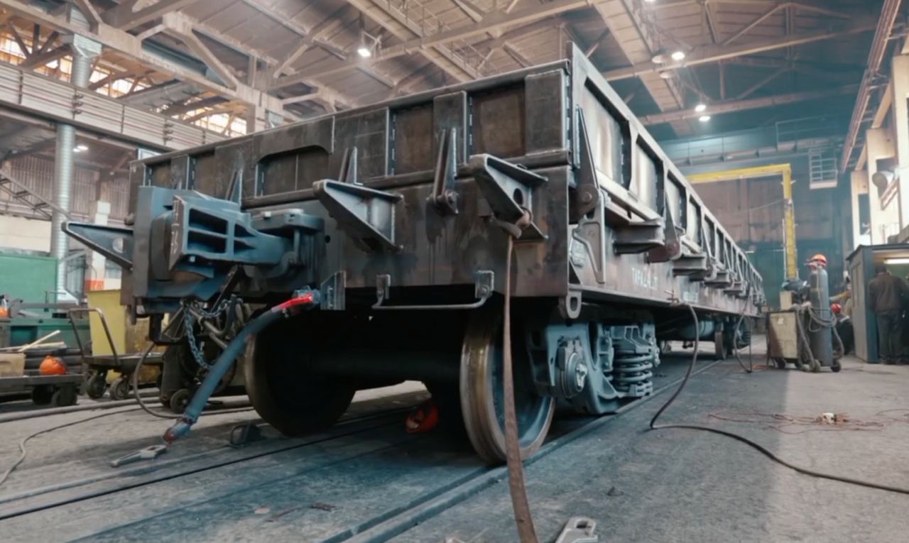 Волчанское предприятие Уралвагонзавода изготовило опытный образец нового вагона-платформы 