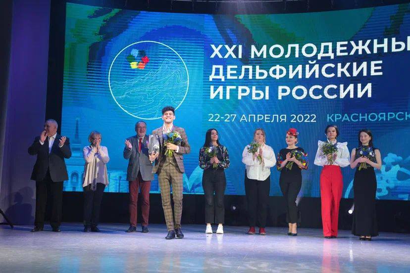 Победитель Дельфийских игр награжден микрофоном Октава МК-207