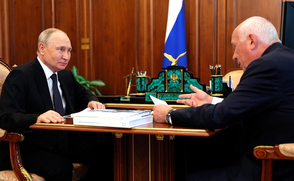 Сергей Чемезов представил Президенту России Владимиру Путину итоги работы за 2022 год