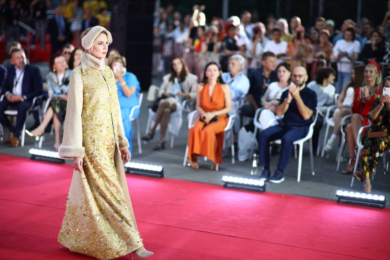 Янтарный комбинат Ростеха на AmberForum’25 показал царский кафтан из янтаря