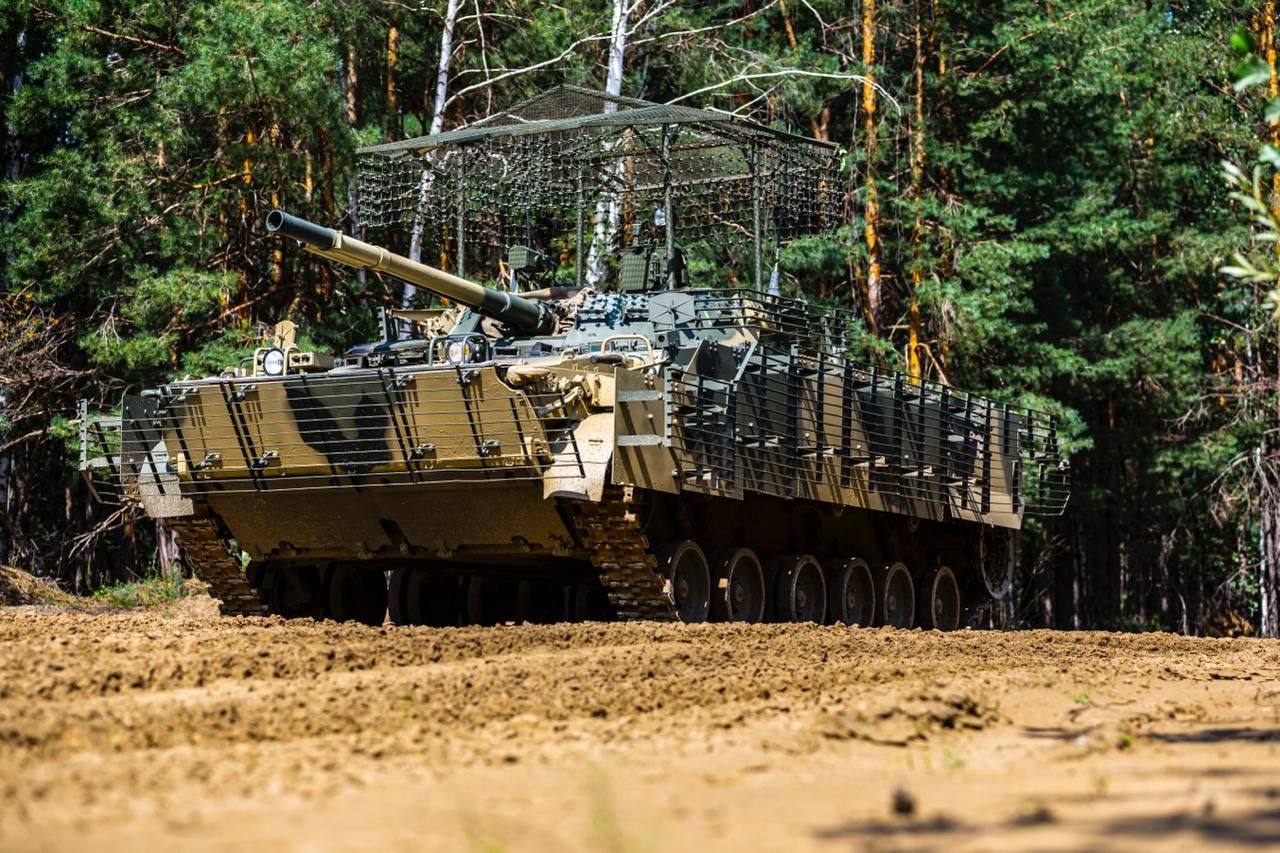 «Высокоточные комплексы» в преддверии Дня танкиста передали в войска партии БМП-3 и БМД-2