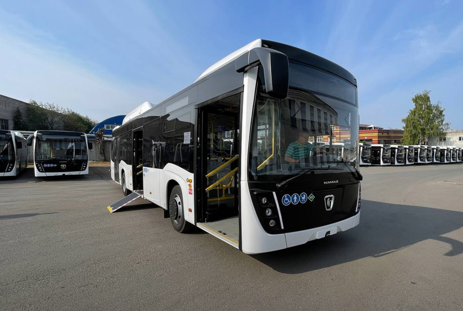 КАМАЗ выполнил контракт на поставку газовых автобусов в Киров