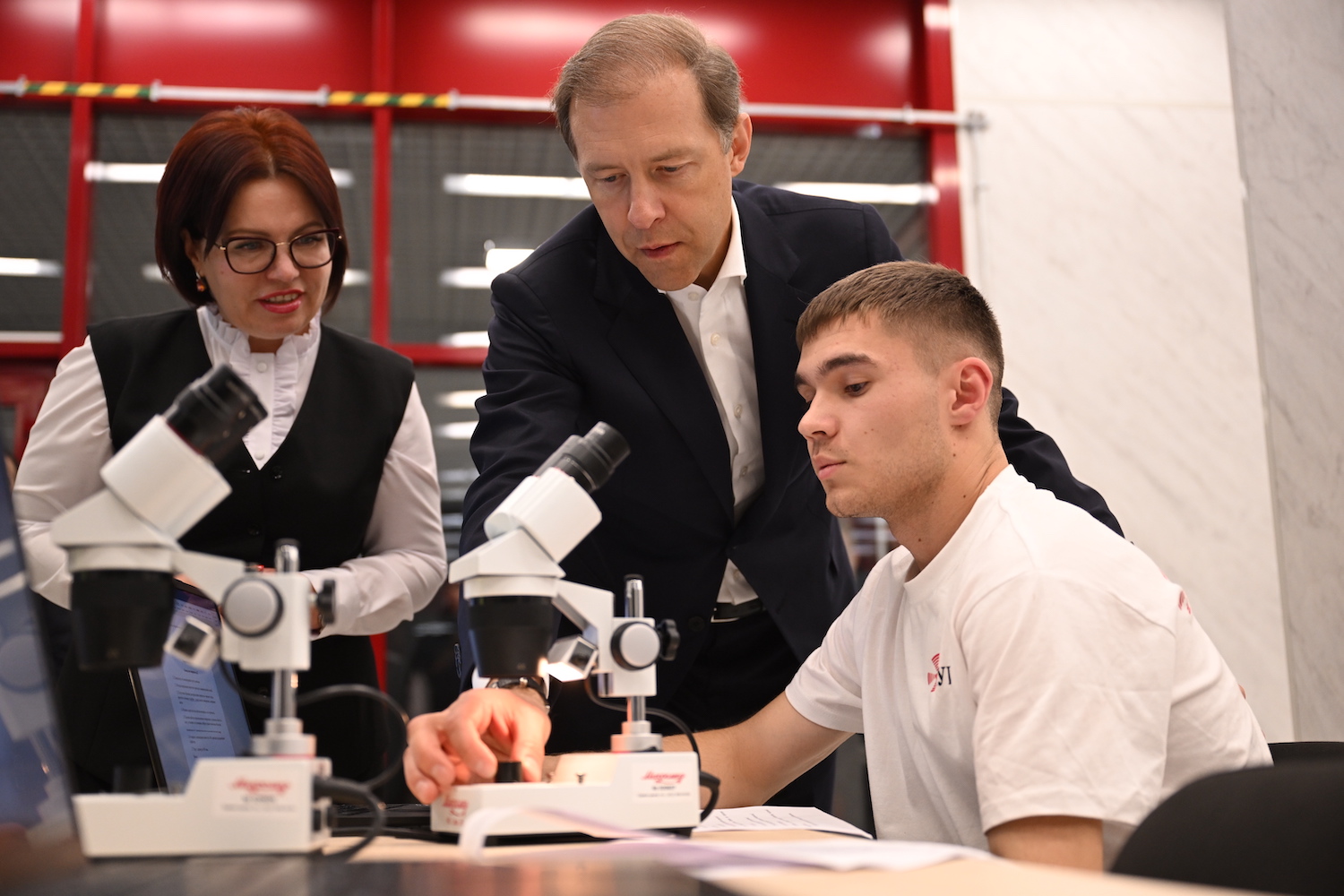 Денис Мантуров посетил авиационные предприятия Ростеха в Казани