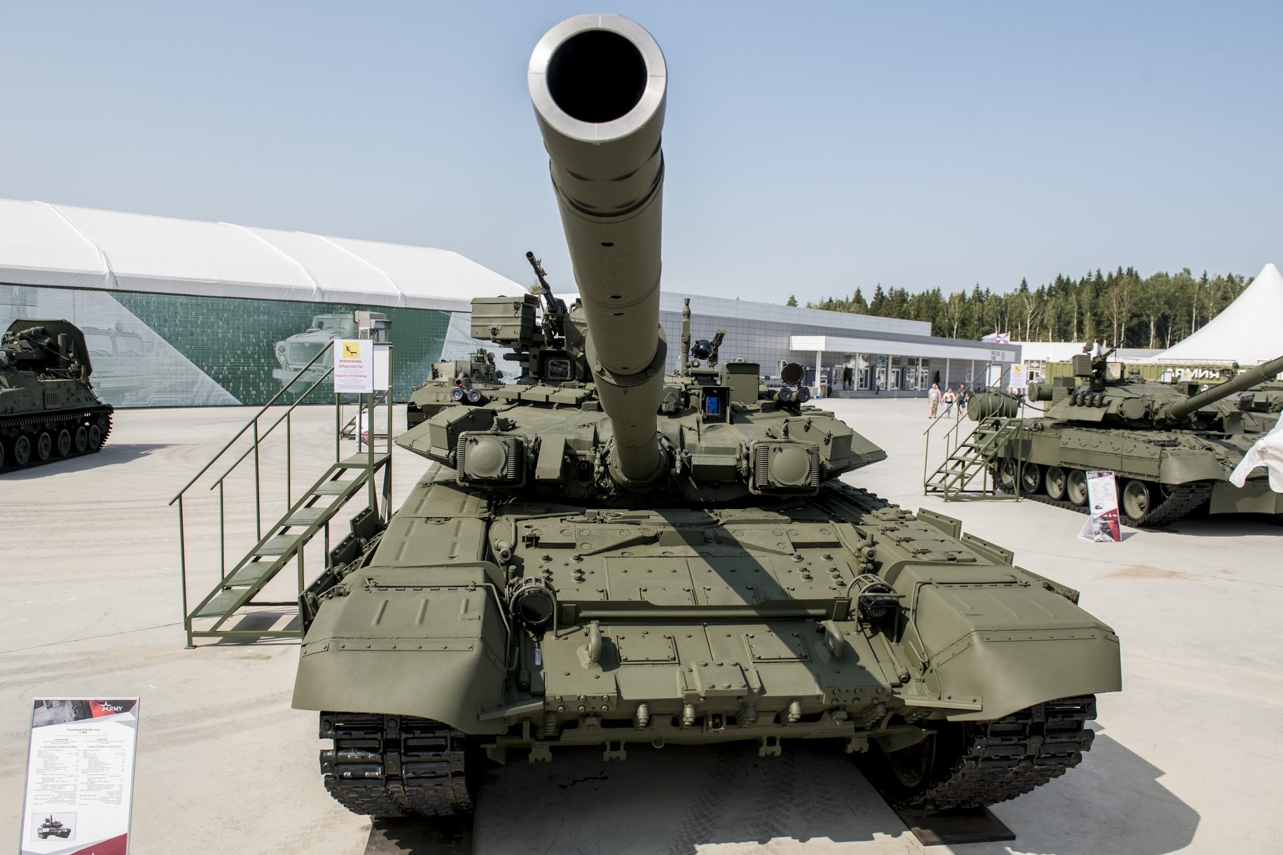 Уралвагонзавод модернизирует танки Т-90А для Минобороны России 