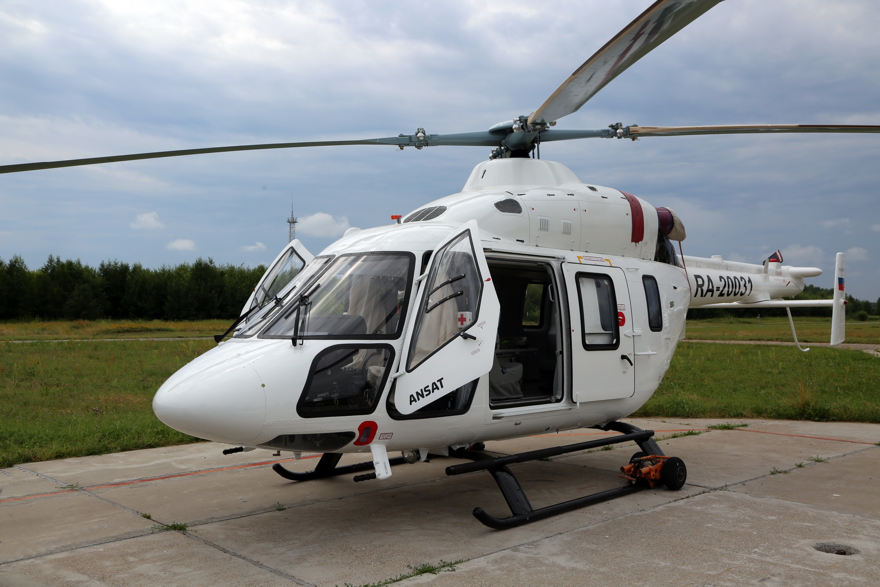 «Вертолеты России» передали санитарный «Ансат» для Костромской области