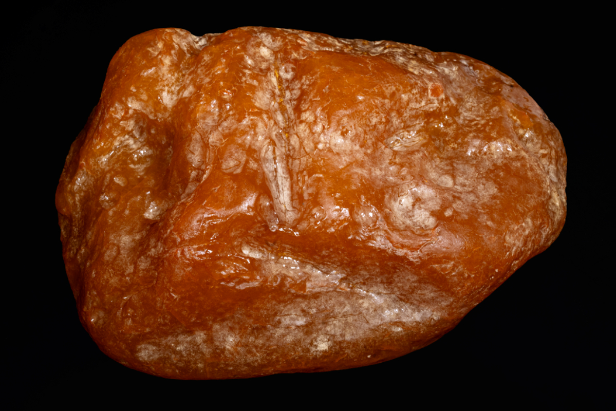 На аукционе Янтарного комбината самородок подорожал почти на миллион рублей