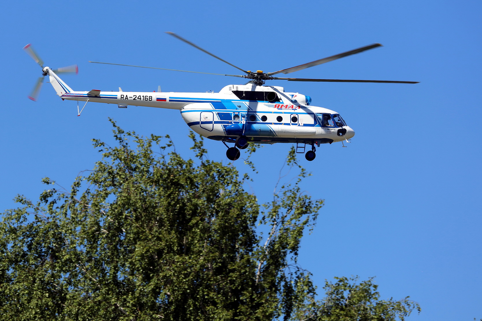 «Вертолеты России» передали авиакомпании «Ямал» два Ми-8МТВ-1 