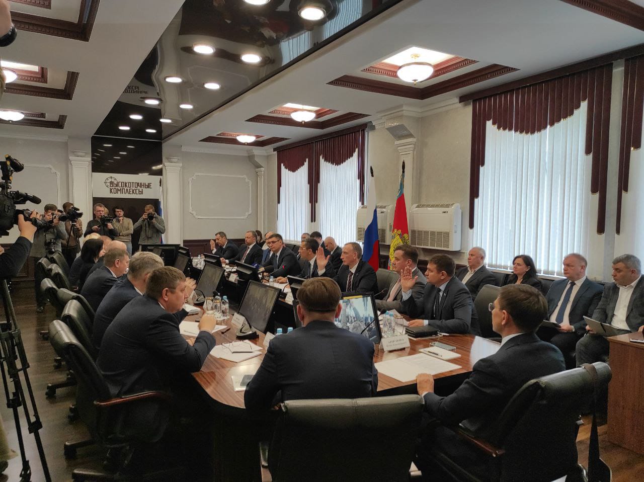 Депутаты Госдумы обсудили развитие промышленных технологий и робототехники