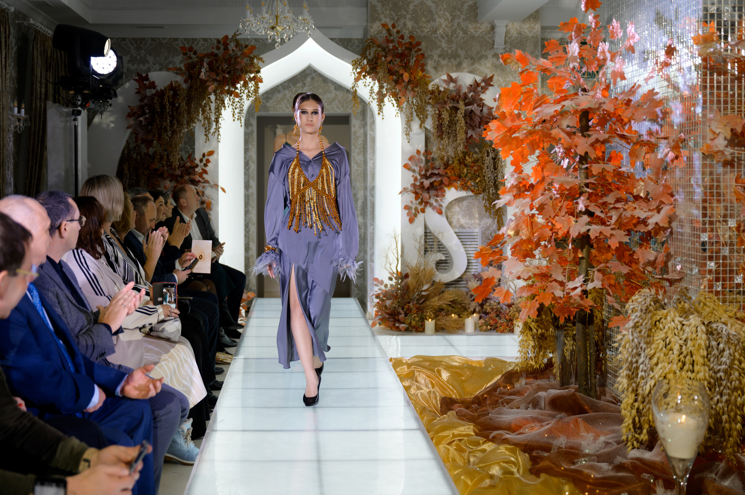 Янтарный комбинат Ростеха выпустил одежду из солнечного камня 