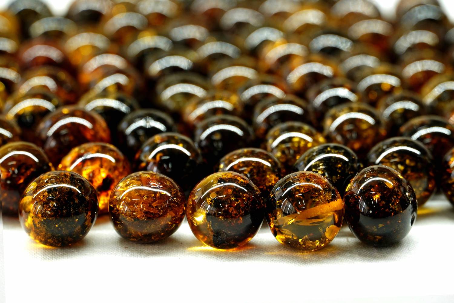 Продажи черного янтаря на аукционах выросли более чем в 12 раз