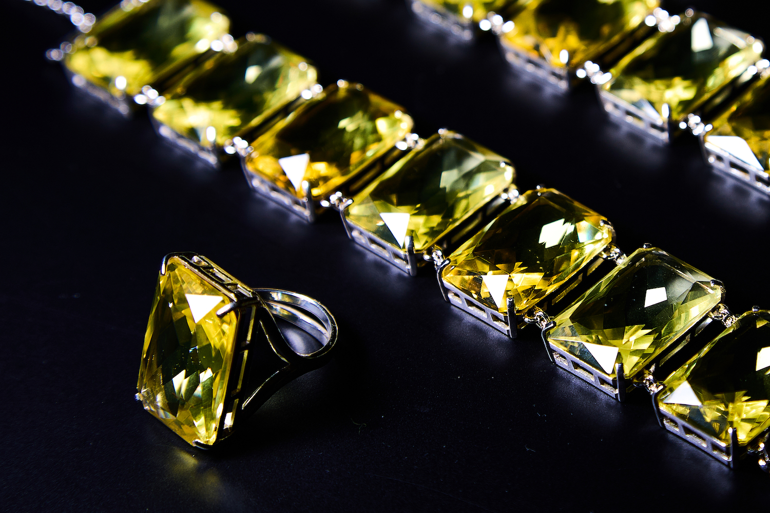 Ювелиры Янтарного комбината Ростеха «превратили» янтарь в изумруд