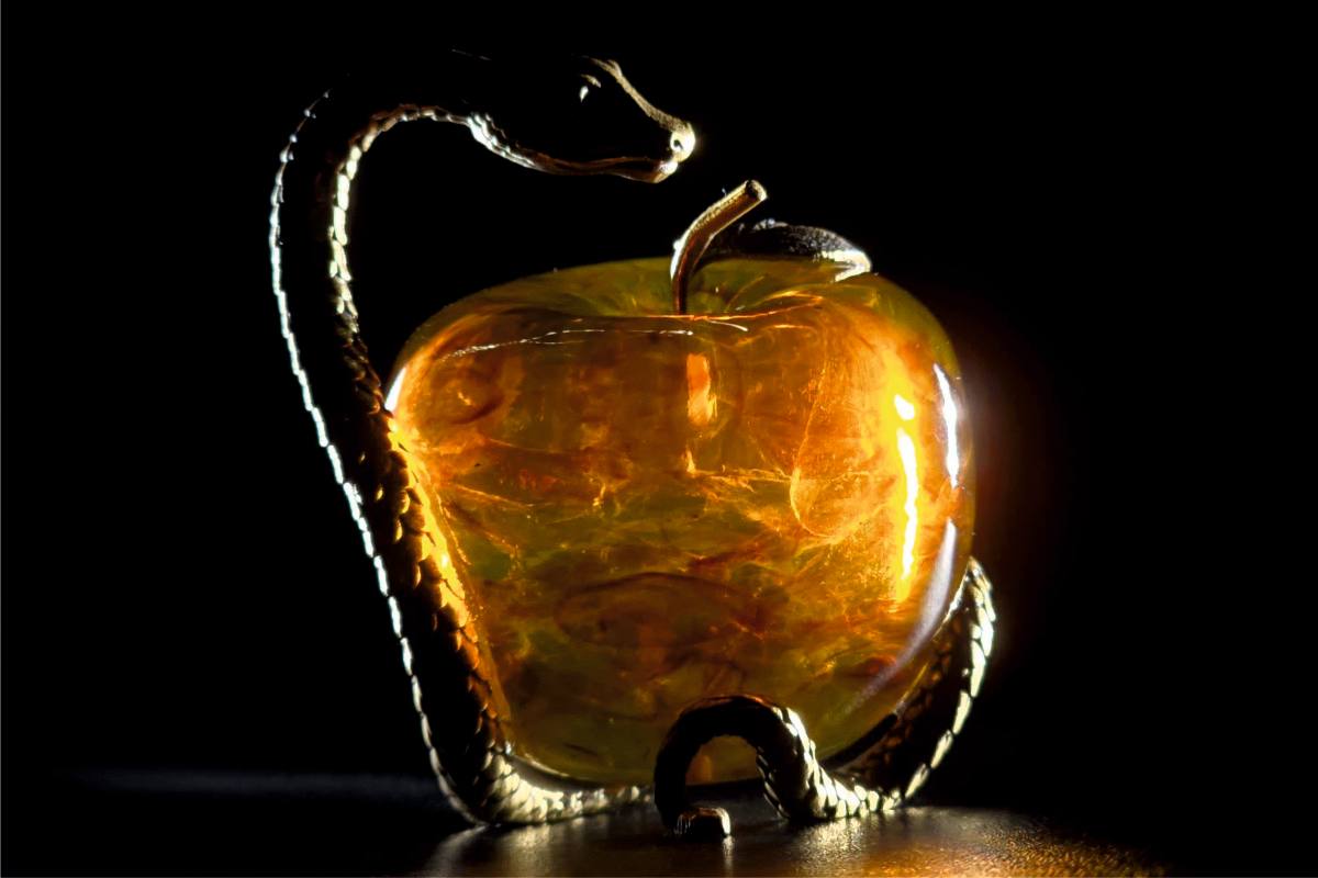 Янтарный комбинат Ростеха выпустил сувенир с символом 2025 года