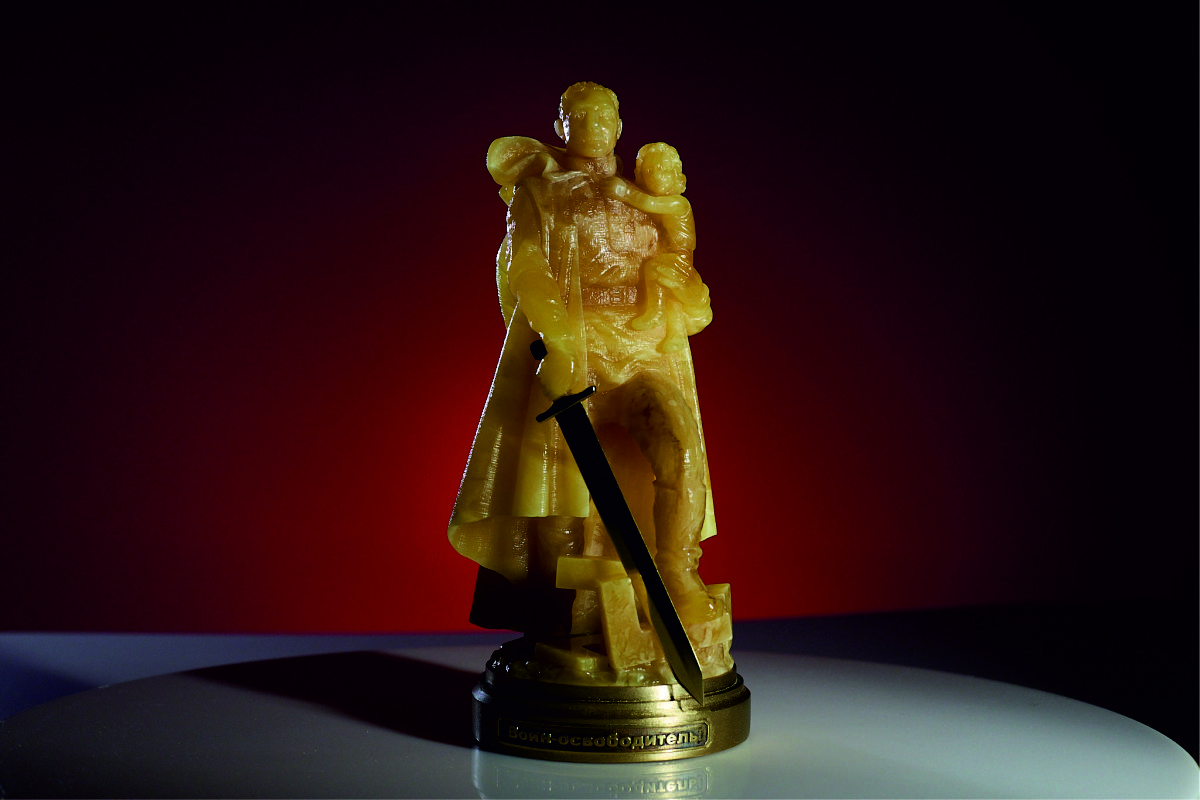 Янтарный комбинат Ростеха создал «Родину-мать» и «Воина-освободителя» из солнечного камня 